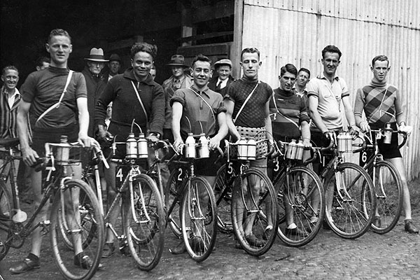 1935 scratch bunch. From left: Spence Weir, Bill Pratney, Mannie Snowden, Bill Lamberton, Lloyd Thomas, Harry Watson and Les Stevens.